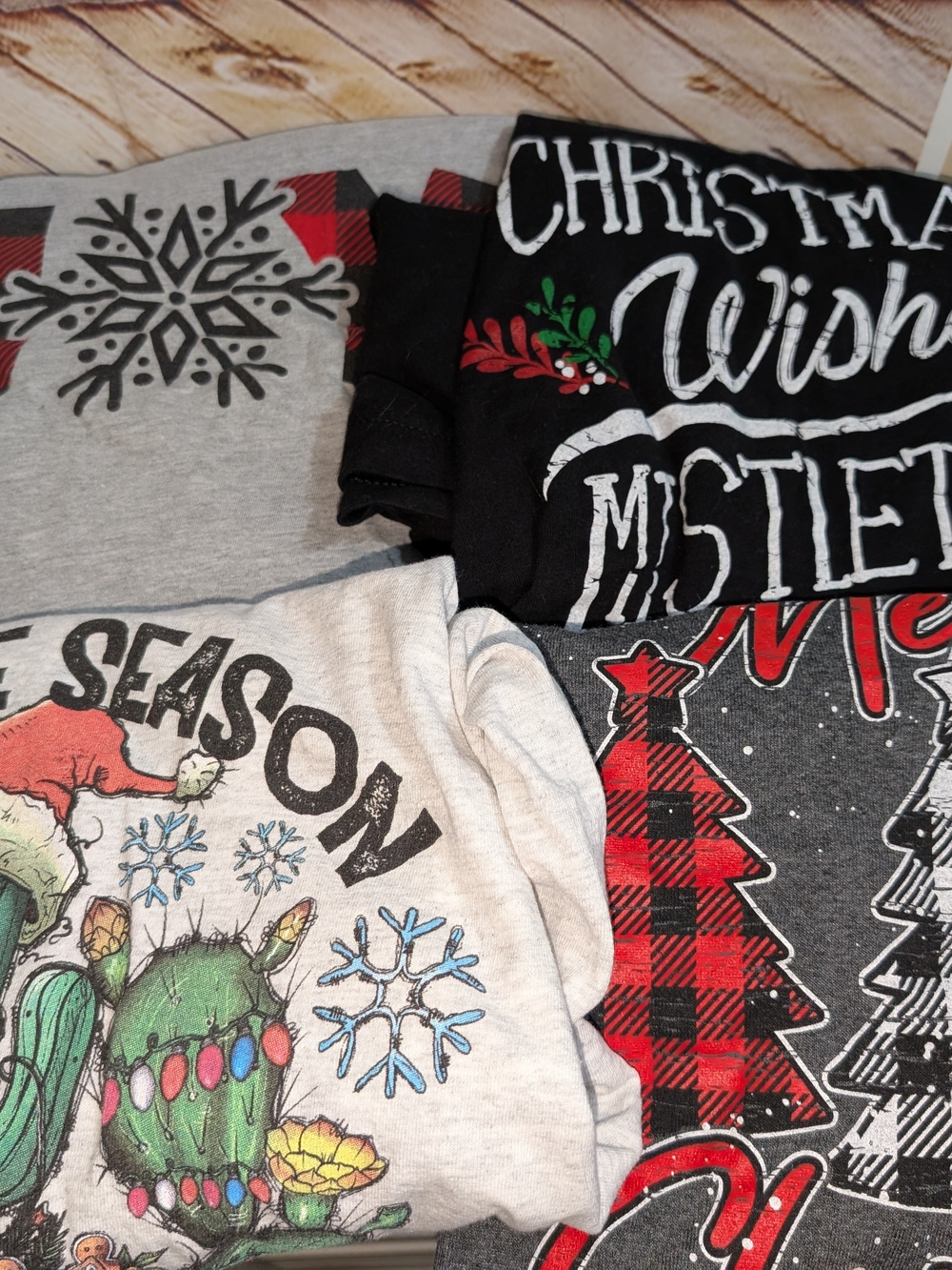 ♥️What's better then 1 Christmas t shirt?! 4 of them, great buy,